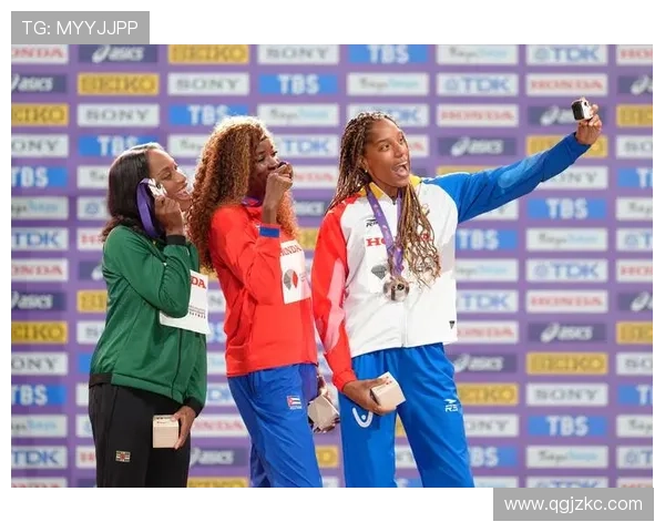 埃尔南德斯强势夺女子三级跳远金牌震撼田径赛场激情迸发盛况全场