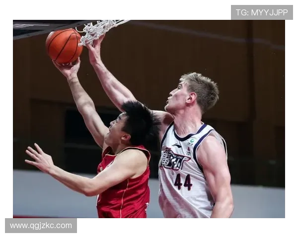 17岁卡尔与奥利塞庆祝逆转胜利全队展现团结精神与拼搏意志